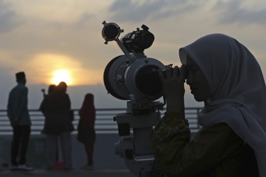 Welcome Ramadan with children, observing the new moon together